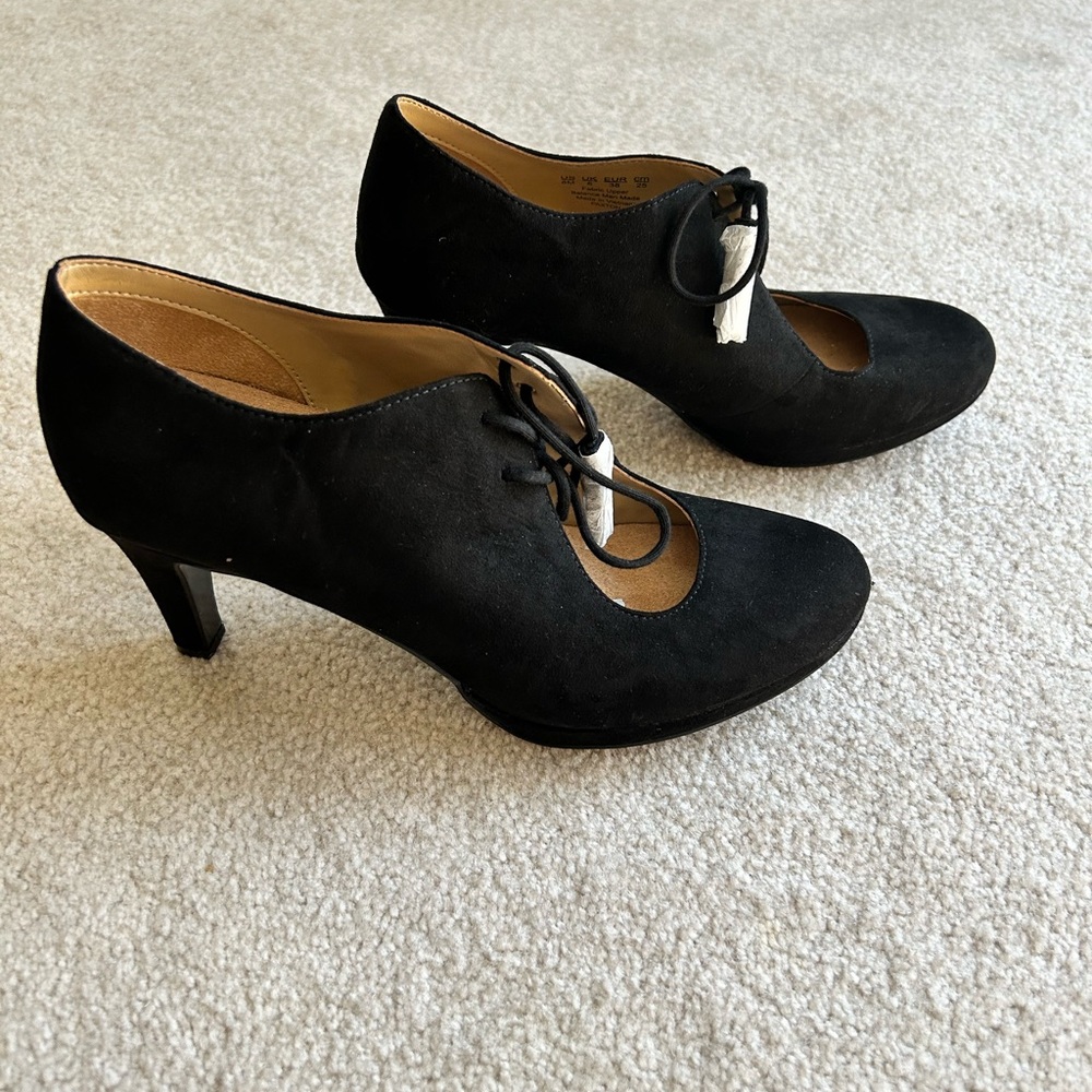 Brand new Naturalizer lace up heels, size 8